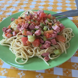 セロリとトマトのさっぱりパスタ